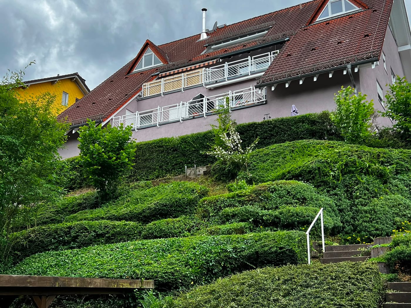 Böschung & Bodendecker – vorher
