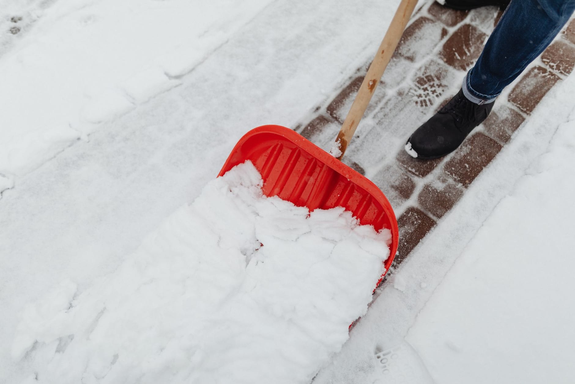 Winterdienst: Räumen und streuen, bevor jemand rutscht